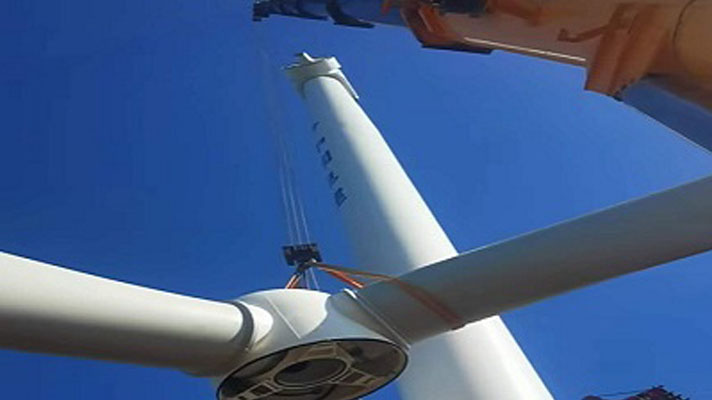 Самый большой в мире кран успешно поднял самую большую ветряную турбину на суше
